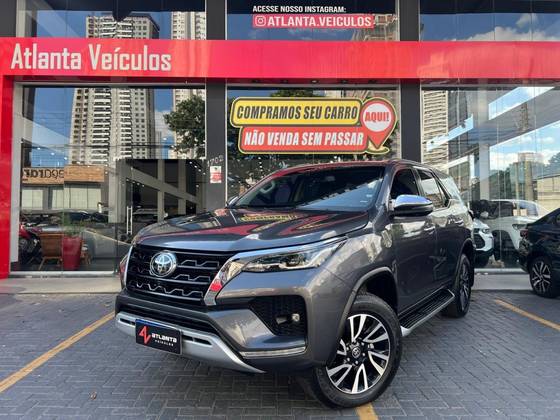 TOYOTA HILUX SW4 2.8 D-4D TURBO DIESEL SRX 7L 4X4 AUTOMÁTICO